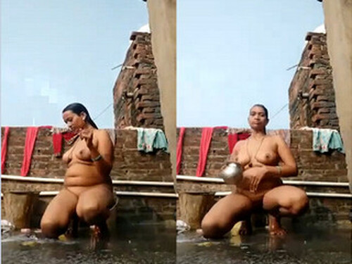 Indian Bhabhi Bathing