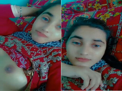 Sexy Indian Girl Shows Boobs