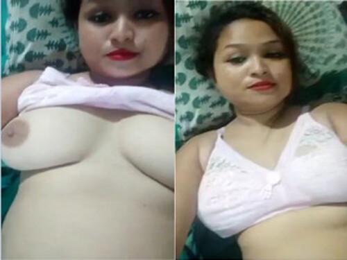 Sexy Indian Bhabhi Shows Boobs and Pussy