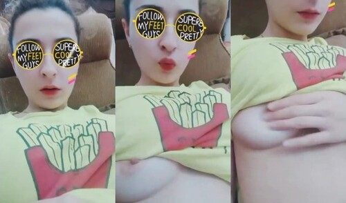Horny Indian Girl Shows Boobs