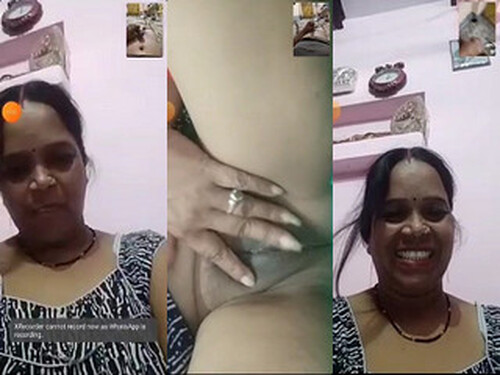 Indian Bhabhi Show’s Pussy On VC