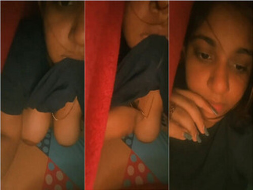 Sexy Indian Girl Shows her Boobs