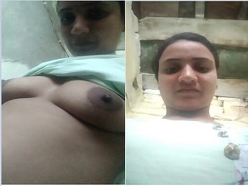 Sexy Indian Girl Shows Boobs