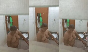 Sexy Indian BBW Bhabhi Bathing