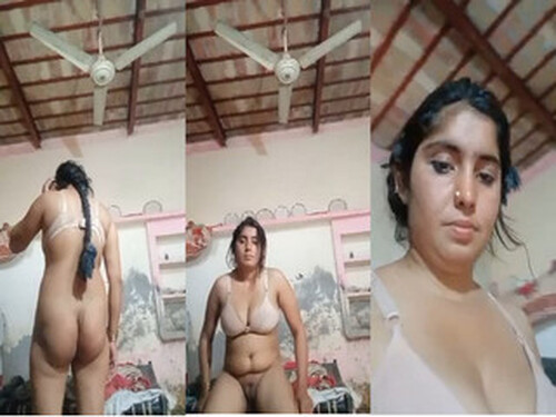 Horny Indian Bhabhi Shows her Ass and Pussy
