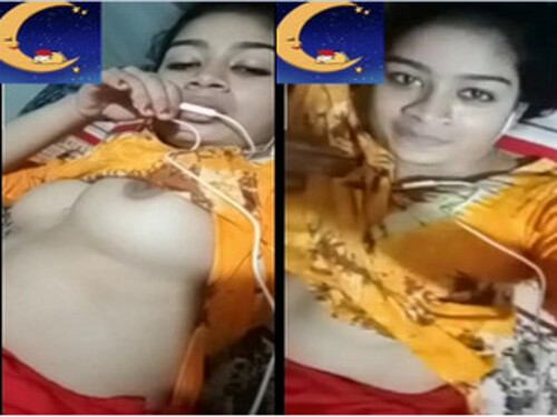 Sexy Indian girl Shows Boobs