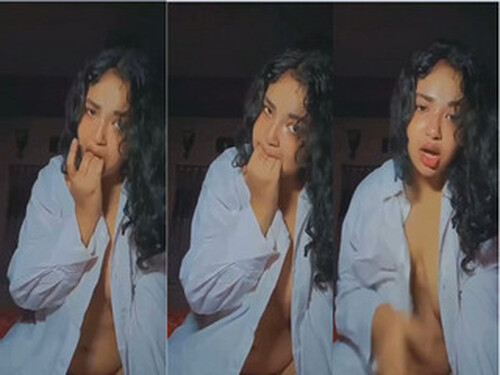 Horny Indian girl Shows Her Boobs