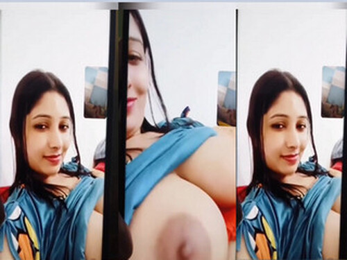 Sexy Indian Mall Shows her Boobs and pussy