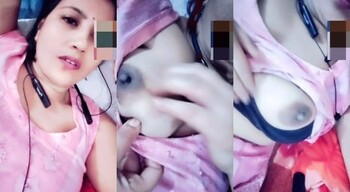 Horny Indian Mal Shows her Boobs