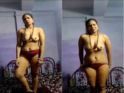 Sexy Indian Bhabhi Shows her Nude Body