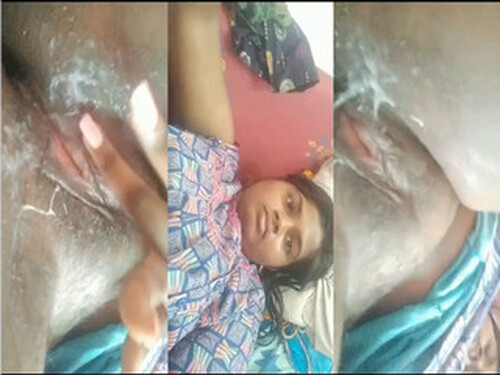 Horny Indian Bhabhi Shows Wet Pussy