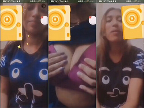 Sexy Indian girl Shows Boobs