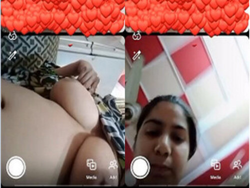 Sexy Indian Bhabhi Shows Boobs