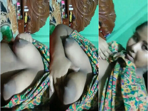 Indian Girl Shows her Boobs