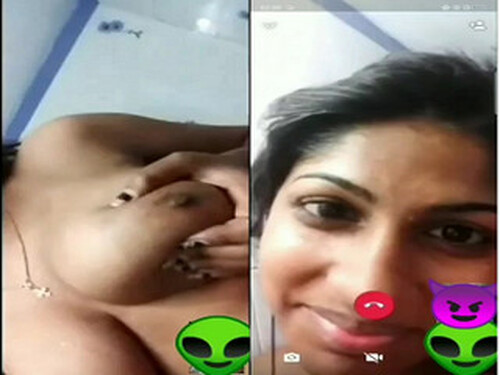 Horny Indian girl Shows Her Nude Body On VC