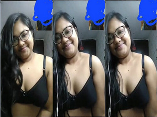 Sexy Indian Girl Shows her Boobs Part 1