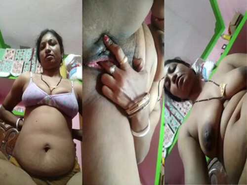 Horny Indian Bhabhi Shows and Fingering