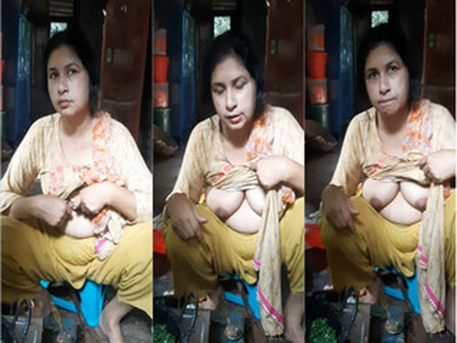 Indian Bhabhi Shows Boobs For Lover