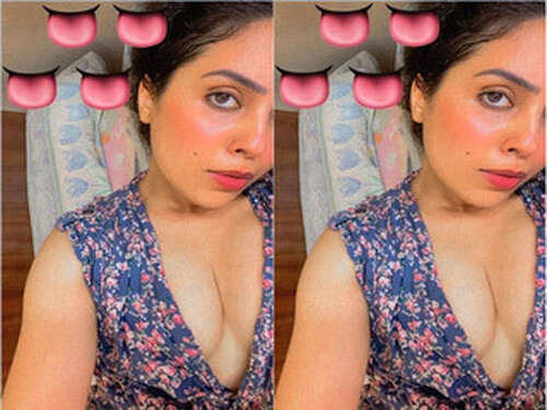 Sexy Indian Girl Shows Boobs Part 1