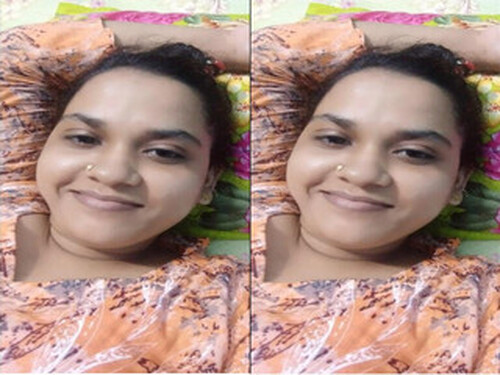 Sexy Indian Girl Shows Boobs