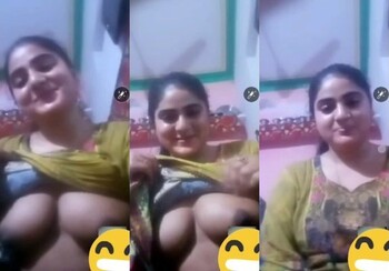 Sexy Indian mal Shows Boobs on VC