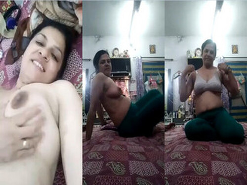 Indian Bhabhi Shows her Boobs and Pussy