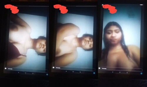 Sexy Indian Girl Shows her Boobs