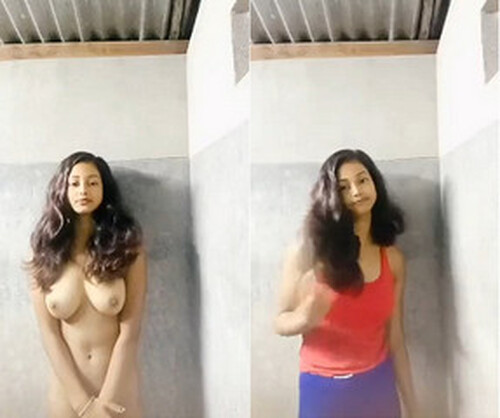 Sexy Indian Girl Shows Boobs