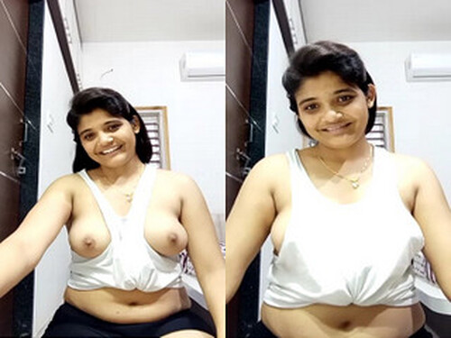 Sexy Indian girl Shows Boobs