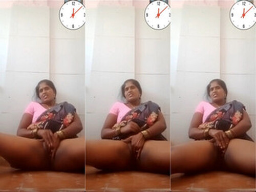 Horny Indian Aunty Rubbing her Pussy
