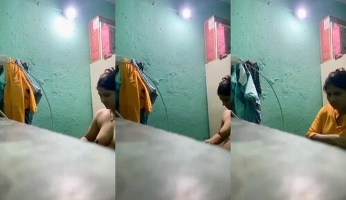 Indian Bhabhi Bathing Capture