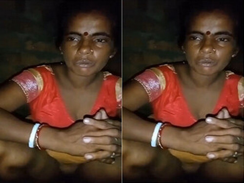 Indian Village Bhabhi Shows pussy