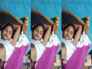 DESI BEAUTIFUL BHABHI BIG BOOBS SHE’S GOING SLEEPY ERKOFF HER BF SHOWING ON VC
